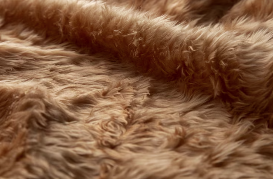 В Самаре начали продажу полушубка из искусственного меха: названа цена в 2 млрд