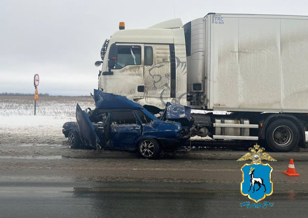   Фура с шампанским на трассе Самара – Пугачёв смяла ВАЗ-21099, есть две жертвы 