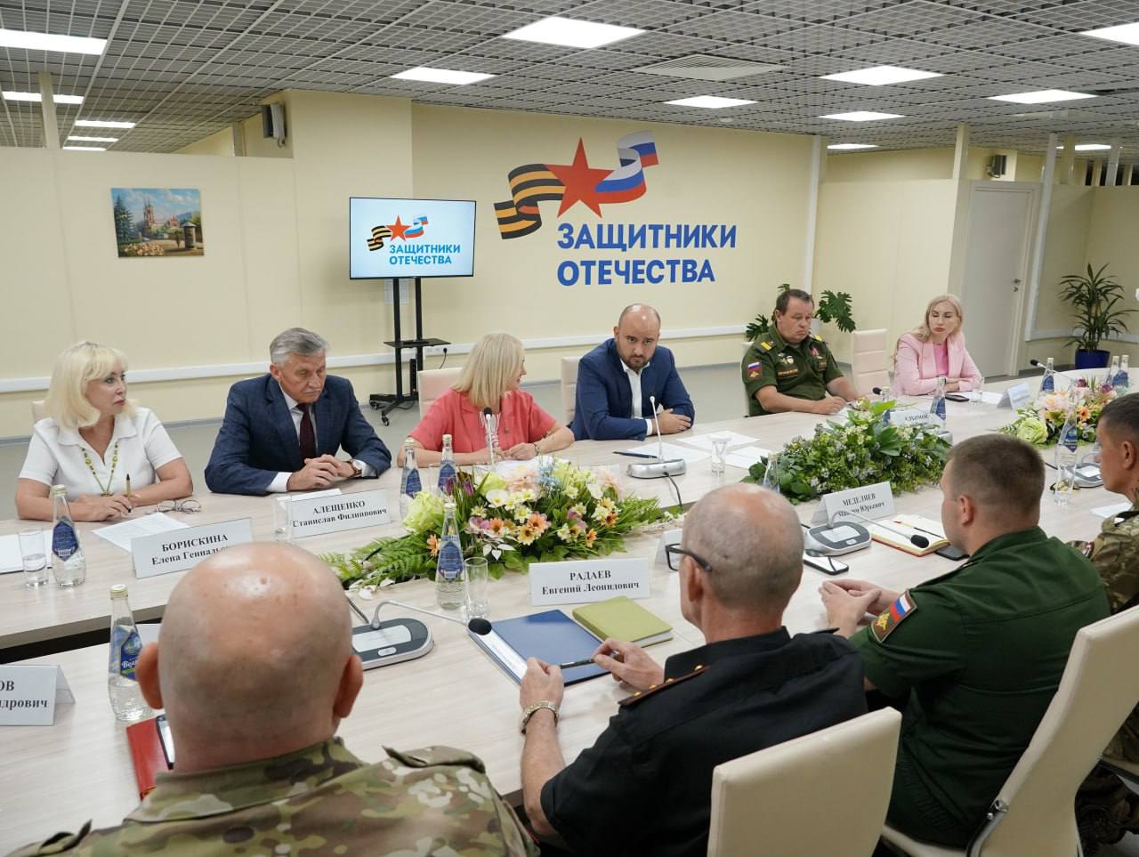  Врио губернатора Самарской области В. Федорищев встретился с ветеранами СВО 
