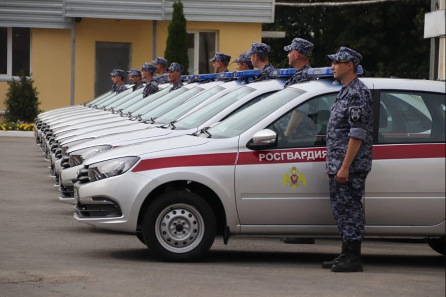  В Самаре сотрудникам Росгвардии вручили 25 новых служебных машин 