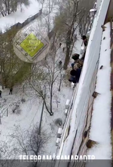  В Самаре 7 ноября спасли мужчину, повисшего на балконе вниз головой 