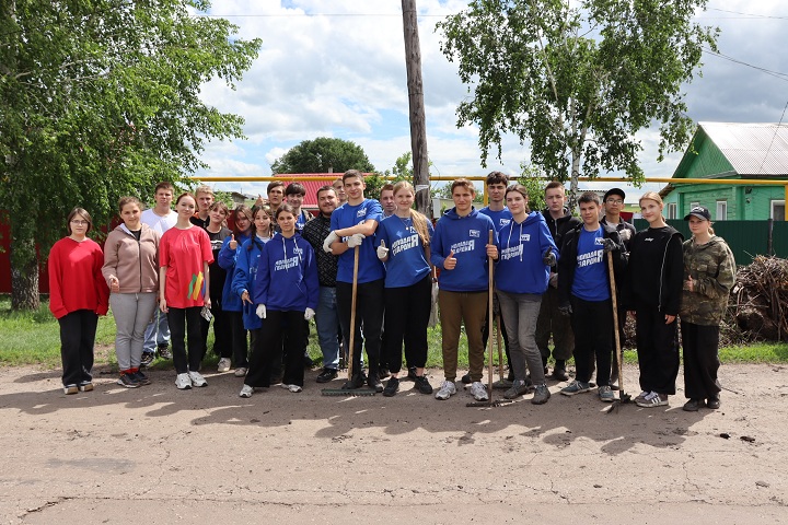  Волонтеры от партии «Единая Россия» активно принимают участие в работе по устранению последствий наводнения, которое произошло в Сергиевском районе 