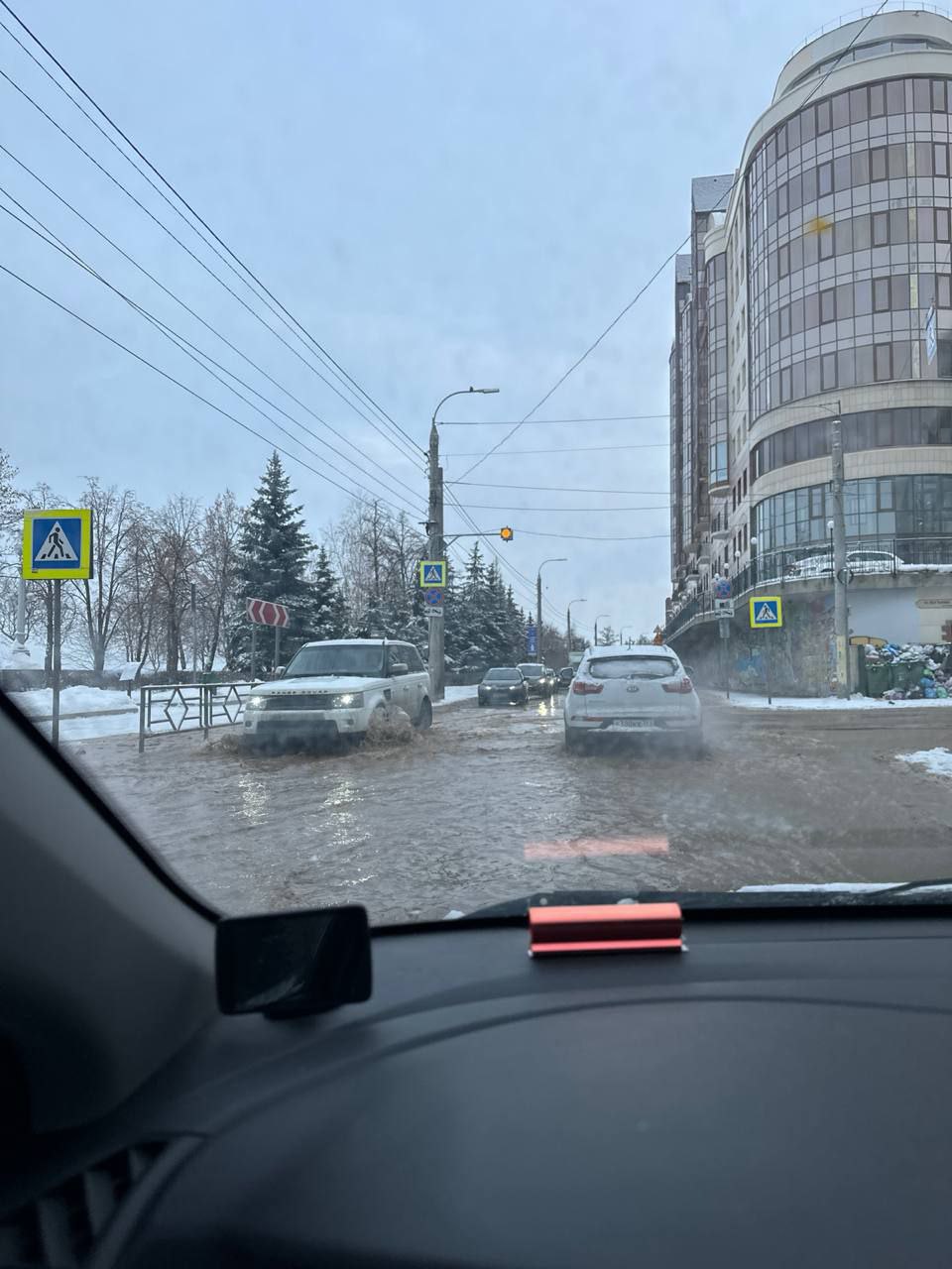  В Самаре затопило улицы Льва Толстого и Максима Горького из-за утечки 