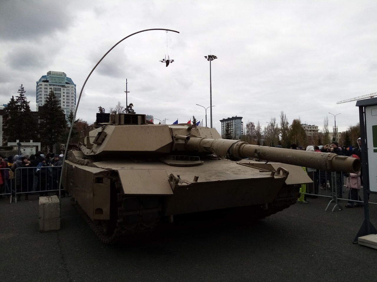  Самарцы разбирают трофейный американский танк Abrams имени  Назара Назаренко 