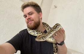 Самарец больше 8 лет разводит в квартире необычных змей и тараканов: "Самое главное, что мне нравится!"